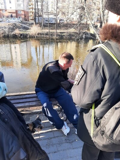 После операции по спасению у Сергея свело руки от напряжения | Фото: очевидец Елена