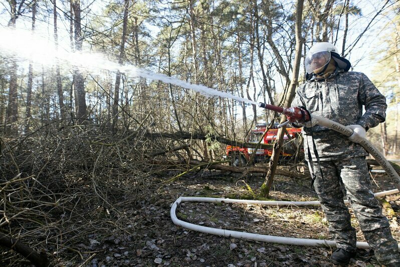 Чуть не сгорел пансионат: на Куршской косе состоялись учения МЧС по тушению лесного пожара (фото) - Новости Калининграда | Фото: Александр Подгорчук / «Клопс»