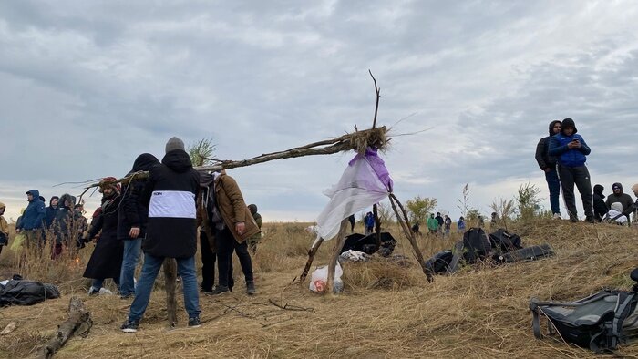 Попытка соорудить шалаш | Фото предоставил Олег