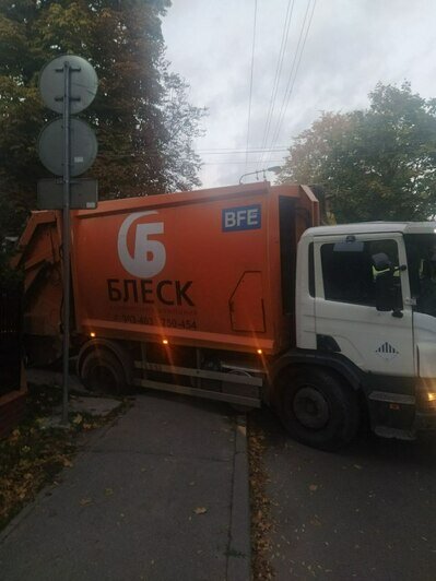 На перекрёстке Банковской и Коммунальной мусоровоз уходил от столкновения и провалился в асфальт (фото) - Новости Калининграда | Фото очевидцев