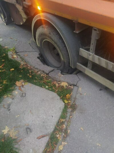 На перекрёстке Банковской и Коммунальной мусоровоз уходил от столкновения и провалился в асфальт (фото) - Новости Калининграда | Фото очевидцев