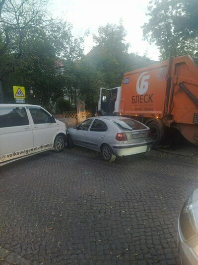 На перекрёстке Банковской и Коммунальной мусоровоз уходил от столкновения и провалился в асфальт (фото) - Новости Калининграда | Фото очевидцев