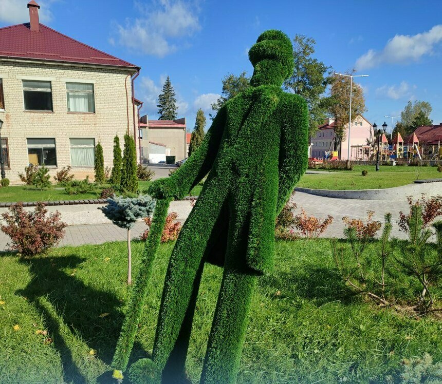 В Краснознаменске неизвестные сбили с ног зелёного господина с тростью, украшавшего газон - Новости Калининграда | Фото с официальной страницы Краснознаменского муниципального округа