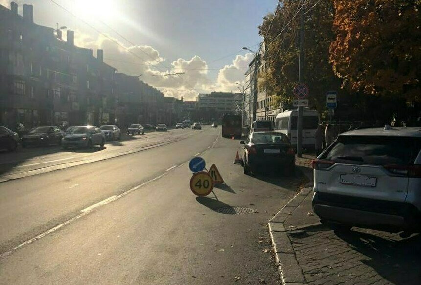 На Черняховского автобус снёс велосипедиста, пытаясь объехать припаркованное авто - Новости Калининграда | Фото: пресс-служба УМВД России по Калининградской области