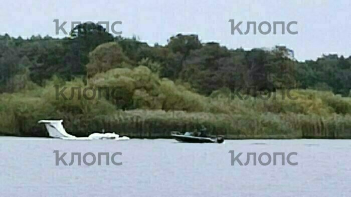 Катер оттащил упавший самолёт к берегу | Фото: очевидец