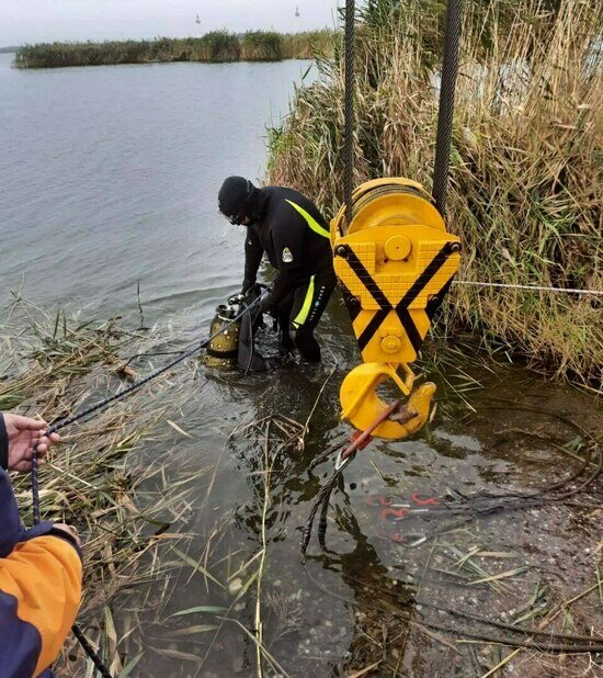 Водолазы достают из залива машину | Фото: очевидец