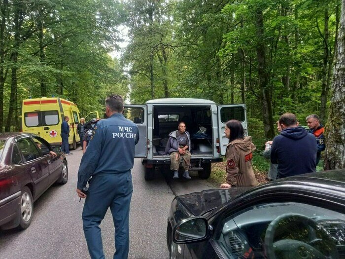 В сентябре 2021 года Александру Васильевну случайно нашел грибник (на фото в центре) | Фото: ПСО «Запад» 