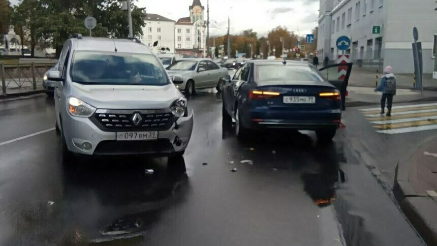 Гвардейский проспект встал в пробке из-за ДТП с тремя машинами на выезде из «Европы» - Новости Калининграда | Фото: очевидец
