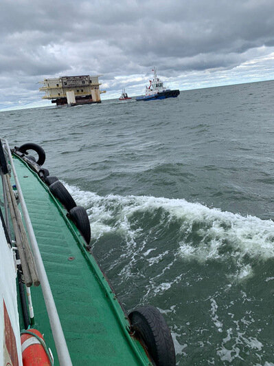 В Калининградском морском канале отбуксировали новую нефтяную платформу D33 (фото) - Новости Калининграда | Фото: пресс-служба Росморпорта