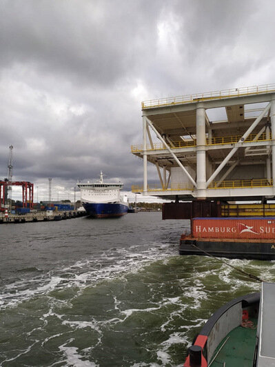 В Калининградском морском канале отбуксировали новую нефтяную платформу D33 (фото) - Новости Калининграда | Фото: пресс-служба Росморпорта