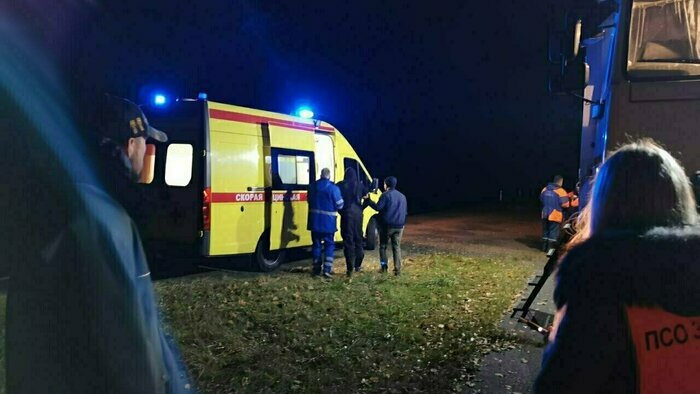 Мужчину ведут к скорой. | Фото: ПСО «Запад»