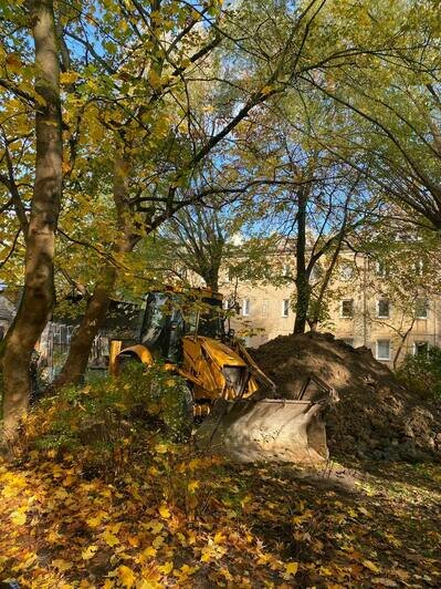 «Не дай бог, на дом свалится»: в калининградском дворе ставят сотовую вышку без разрешения Роспотребнадзора   - Новости Калининграда | Фото предоставлено читателем «Клопс»