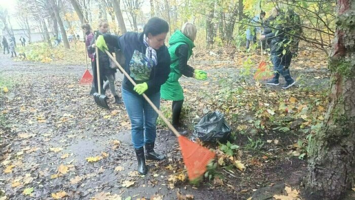 Глава администрации Елена Дятлова поучаствовала в субботнике. |  Фото: Анна Туманова / «Клопс»