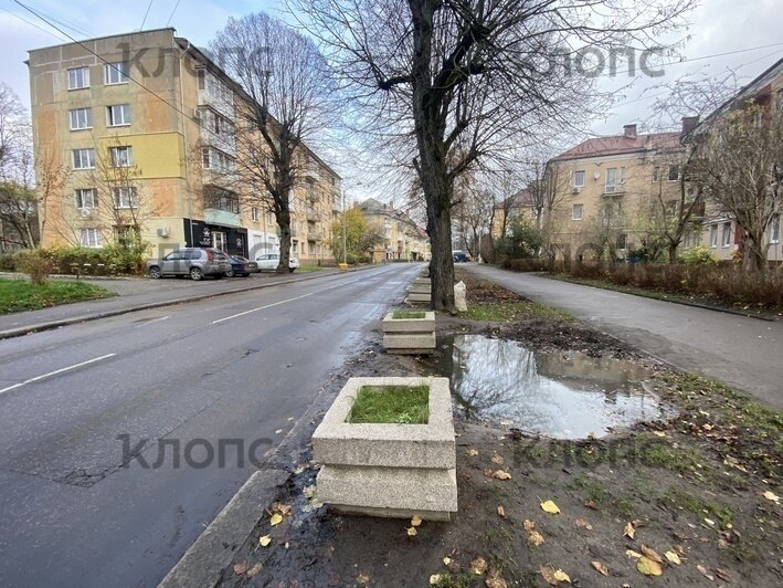 «Перестанут месить грязь в центре города»: на Брамса перекрыли «народную» парковку (фото) - Новости Калининграда | Фото: Александр Подгорчук / «Клопс»