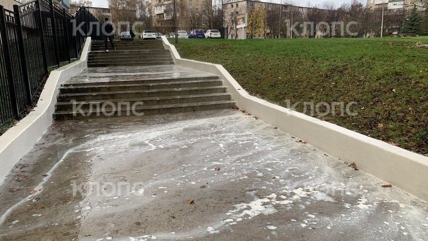 На спуске с улицы Сергеева смытая дождём краска потекла в Нижнее озеро (фото) - Новости Калининграда | Фото предоставлено очевидцем