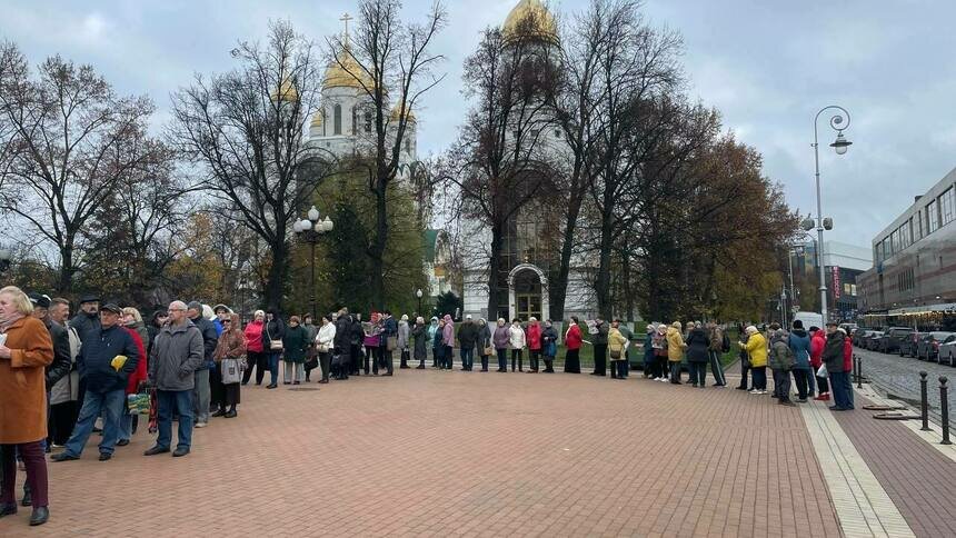 Калининградцы выстроились в очередь на площади Победы, чтобы бесплатно сдать кровь на сахар  - Новости Калининграда | Фото: «Клопс»
