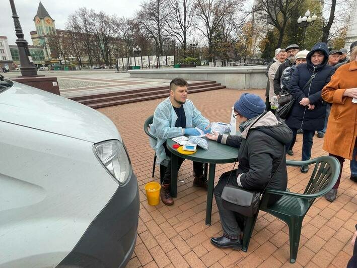 Калининградцы выстроились в очередь на площади Победы, чтобы бесплатно сдать кровь на сахар  - Новости Калининграда | Фото: «Клопс»