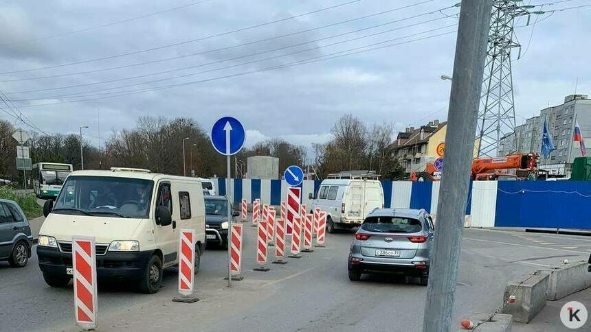 Возле двухъярусного моста закрыли разворот на Баграмяна, водители нашли другую лазейку - Новости Калининграда | Фото очевидца