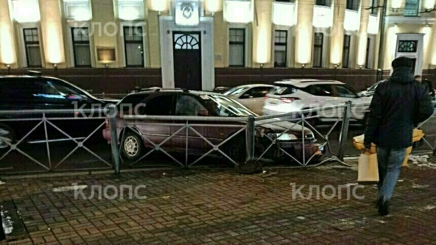 В Калининграде на Театральной легковушка врезалась в забор — очевидцы  - Новости Калининграда | Фото: Очевидец