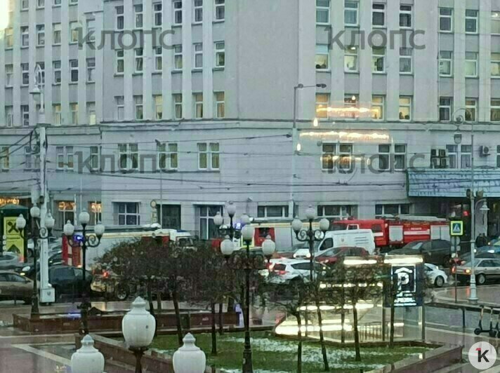 Пожарные машины приехали на Площадь победы после вызова о возгорании | Фото: Лидия Лебедева 