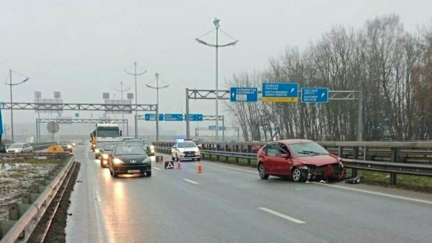 Под Гурьевском легковушка столкнулась с другой машиной и вылетела в забор - Новости Калининграда | Фото: пресс-служба регионального УМВД