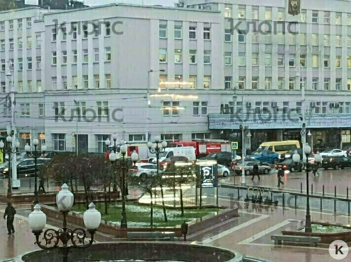 Пожарные машины приехали на Площадь победы после вызова о возгорании | Фото: Лидия Лебедева 