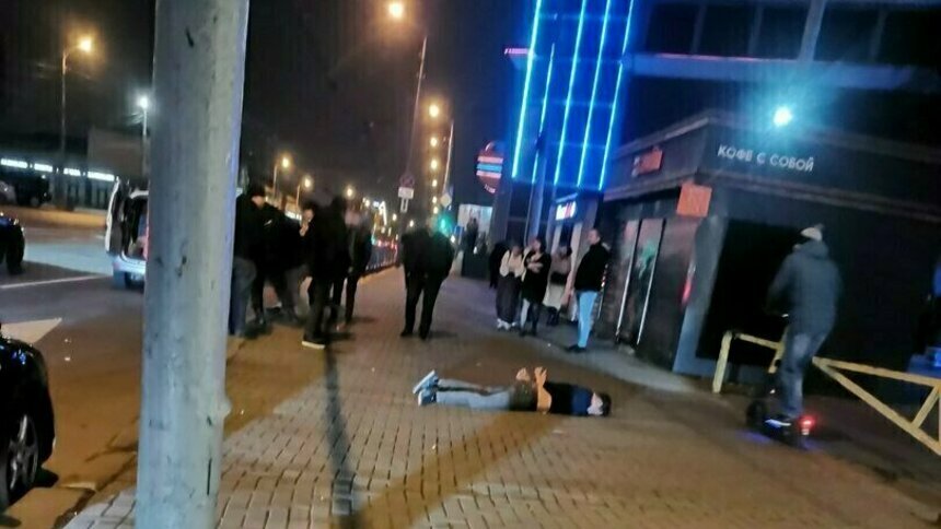 Ночью 3 декабря после драки у «Планеты» полицейские задержали троих мужчин | Фото: очевидец