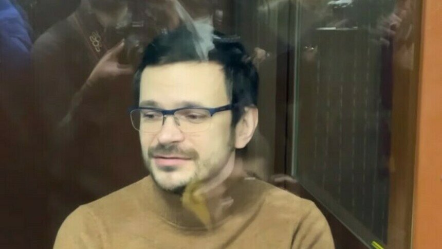 Бывшего столичного муниципального депутата Илью Яшина* осудили на 8,5 лет за фейки о ВС РФ - Новости Калининграда | Кадр из интервью Яшина* перед заседанием суда