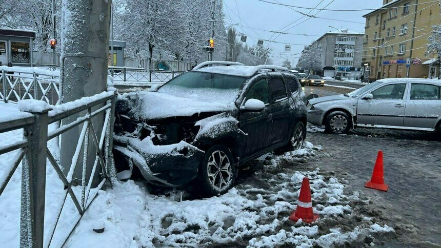 В Калининграде кроссовер поехал на красный, врезался в другую машину и отлетел в забор - Новости Калининграда | Фото: пресс-служба регионального УМВД