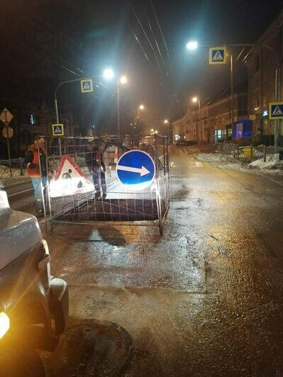 На проспекте Мира в Калининграде легковушка провалилась в огороженную для ремонтных работ яму (фото) - Новости Калининграда | Фото предоставлено пресс-службой "Водоканала"