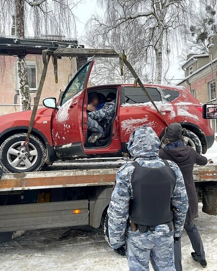 В Калининграде «гражданин СССР» пытался остановить эвакуатор, увозивший арестованный из-за долгов кроссовер - Новости Калининграда | Фото: пресс-служба УФССП по Калининградской области