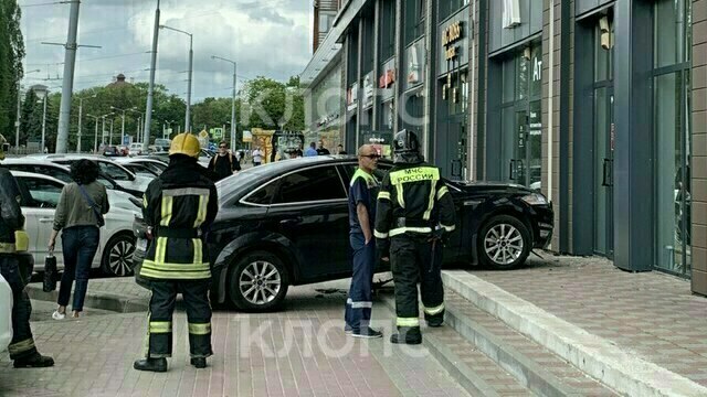 На 9 Апреля легковушка врезалась в многоэтажку и перегородила тротуар (фото)