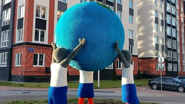 Пупсы, лебеди из шин или повод задуматься: калининградцы снова яростно спорят из-за уличного арт-объекта (фото)