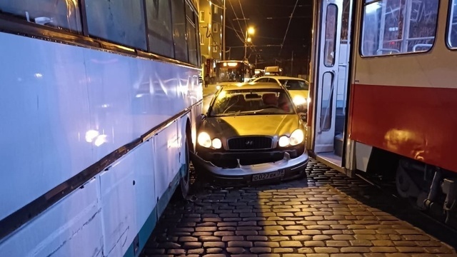 На Ленпроспекте легковушку зажало между рейсовым автобусом и трамваем — очевидцы