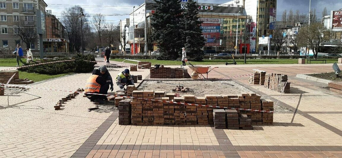 В Калининграде подрядчик приступил к устранению провалов плитки в сквере у «Матери-России» — администрация - Новости Калининграда | Фото: пресс-служба администрации Калининграда