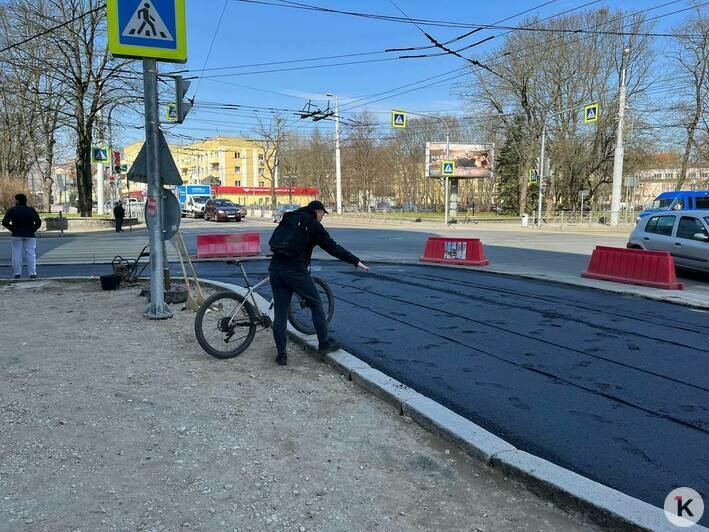 Люди прыгают по раскалённому асфальту и уворачиваются от грузовиков: как идёт ремонт Театральной в Калининграде (фото) - Новости Калининграда | Фото: «Клопс»