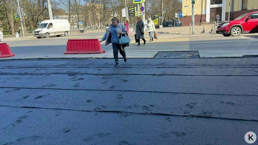 Дятлова поручила укладывать асфальт на Театральной по ночам, чтобы не издеваться над пешеходами - Новости Калининграда | Фото: «Клопс»