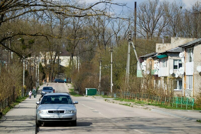 Технический персонал убирает улицы города | Фото: Александр Подгорчук / «Клопс»