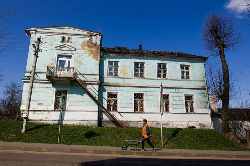 Технический персонал убирает улицы города | Фото: Александр Подгорчук / «Клопс»