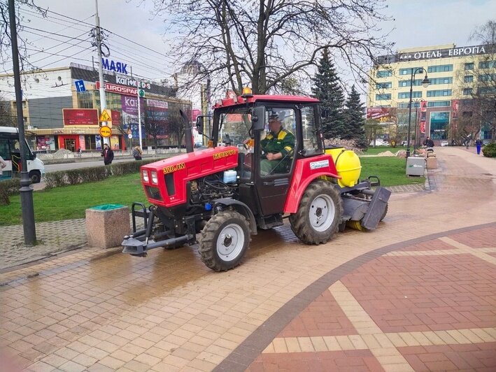 Моют улицы с «шампунем» даже там, где припаркованы машины: в мэрии рассказали о новых уборочных тракторах - Новости Калининграда | Фото: пресс-служба администрации Калининграда