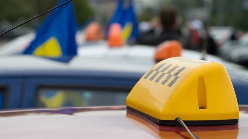 На Дзержинского таксист избил проливших алкоголь в салоне пассажиров и попал под «уголовку» - Новости Калининграда | Архив Клопс
