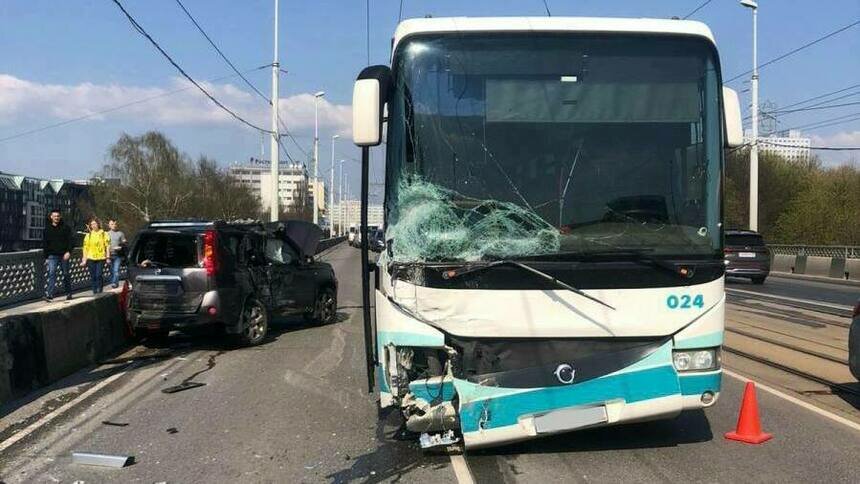 В полиции рассказали подробности аварии на эстакадном мосту, где легковушка столкнулась с двумя автобусами - Новости Калининграда | Фото: пресс-служба регионального УМВД
