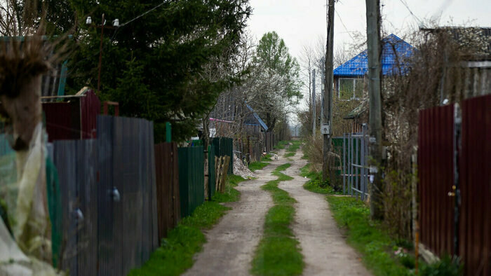 Улица в СНТ, где проходили следственные действия. | Фото: Александр Подгорчук / «Клопс»
