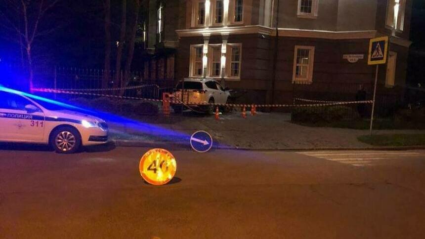 На Некрасова легковушка влетела в стену бизнес-центра, водитель в больнице - Новости Калининграда | Фото: пресс-служба УМВД России по Калининградской области