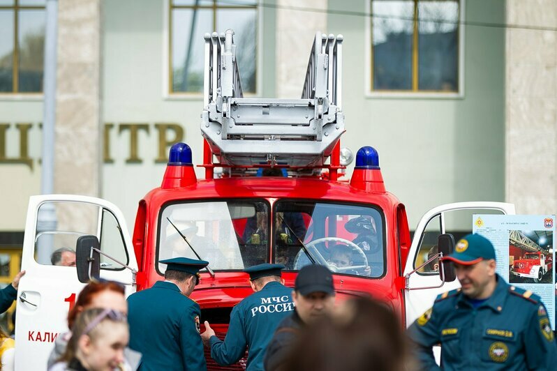 Конкурсы, полевая кухня и парад техники: в Калининграде отмечают День пожарной охраны (фоторепортаж) - Новости Калининграда | Фото: Александр Подгорчук / «Клопс»