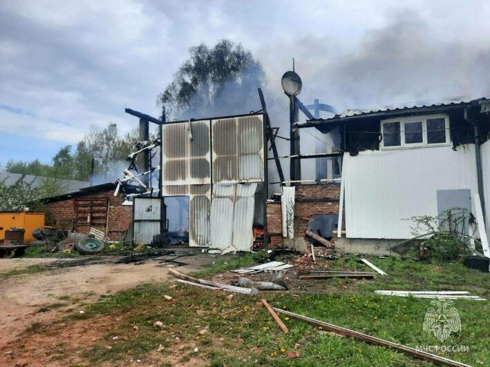 500 «квадратов» в огне: под Озёрском загорелось здание со сложной планировкой (фото) - Новости Калининграда | Фото: МЧС региона