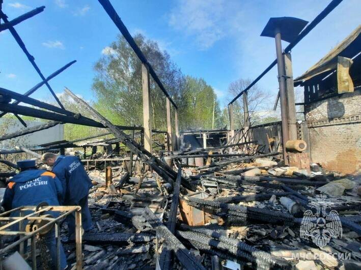 500 «квадратов» в огне: под Озёрском загорелось здание со сложной планировкой (фото) - Новости Калининграда | Фото: МЧС региона