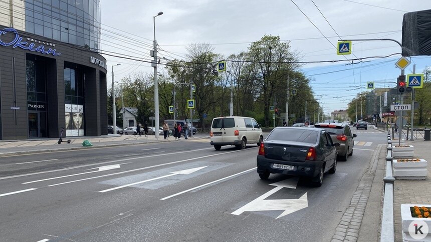 На перекрёстке Театральной и Гвардейского проспекта снова поменяли схему движения (фото) - Новости Калининграда | Фото: Александр Подгорчук / «Клопс»