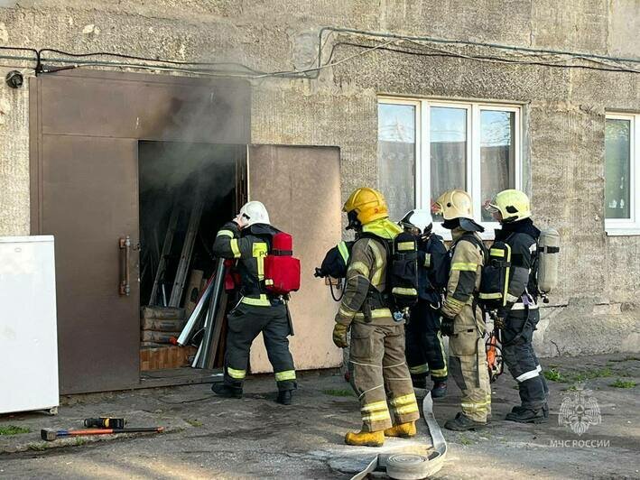 На вызов приехали пять машин: на Красной загорелся многоквартирный дом (фото) - Новости Калининграда | Фото: пресс-служба МЧС региона