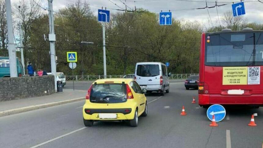 На Железнодорожной женщина получила травмы в автобусе, который резко затормозил у перекрёстка - Новости Калининграда | Фото: пресс-служба УМВД России по Калининградской области